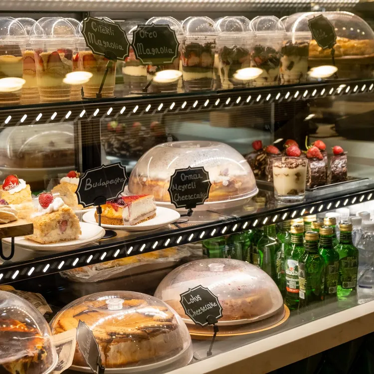 Balcão refrigerado com doces e salgados na vitrine